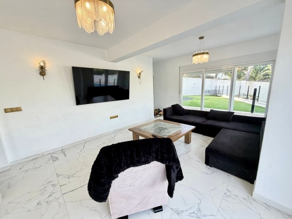 For sale - 6 Bedroom 2 Bathroom House - Detached Villa in Orihuela - Villamartin  - Alicante