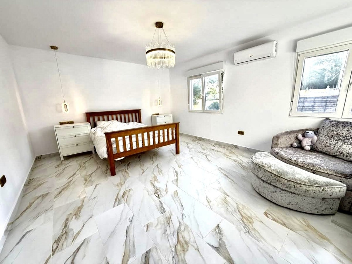 For sale - 6 Bedroom 2 Bathroom House - Detached Villa in Orihuela - Villamartin  - Alicante