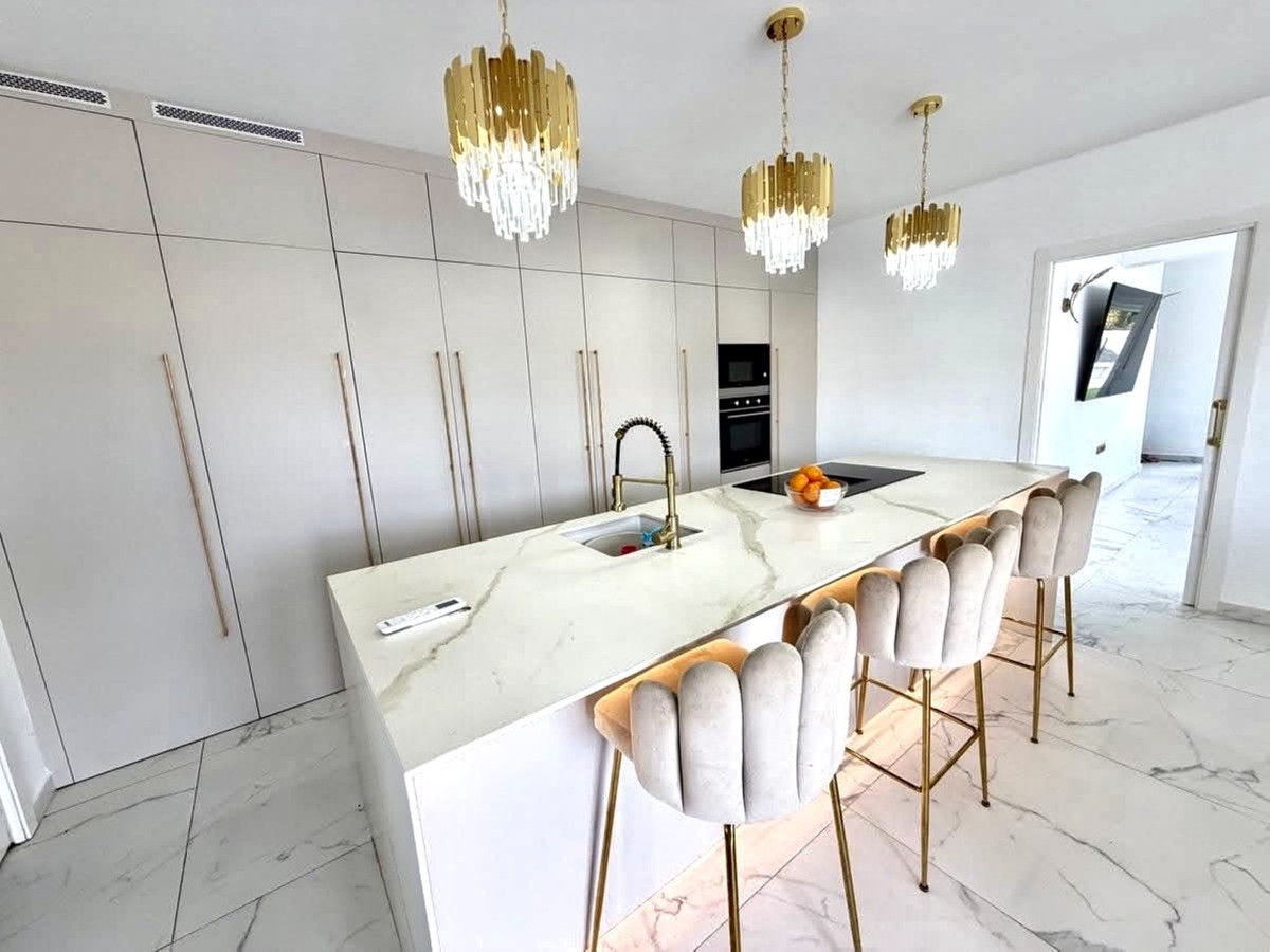 For sale - 6 Bedroom 2 Bathroom House - Detached Villa in Orihuela - Villamartin  - Alicante
