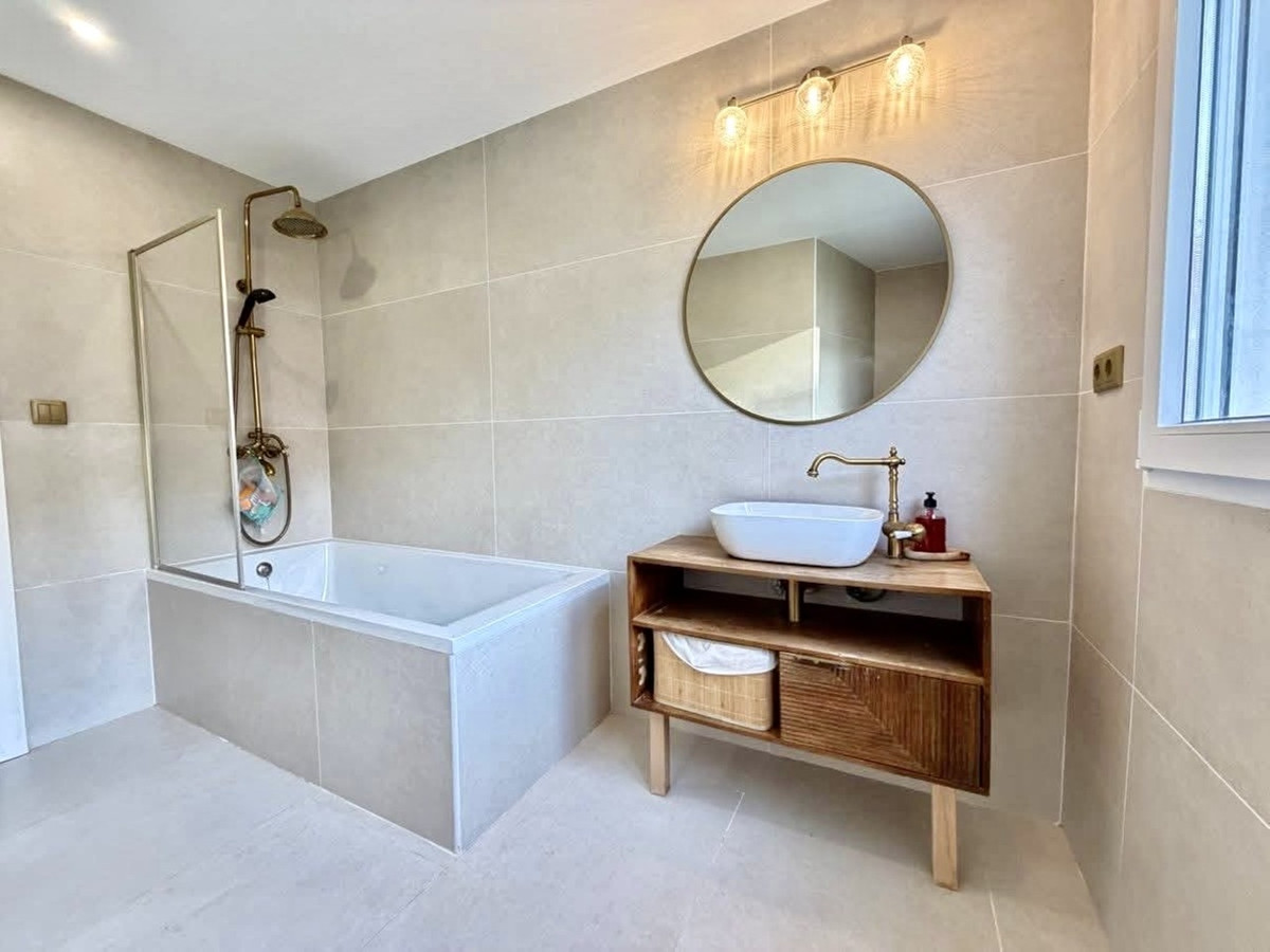 For sale - 6 Bedroom 2 Bathroom House - Detached Villa in Orihuela - Villamartin  - Alicante