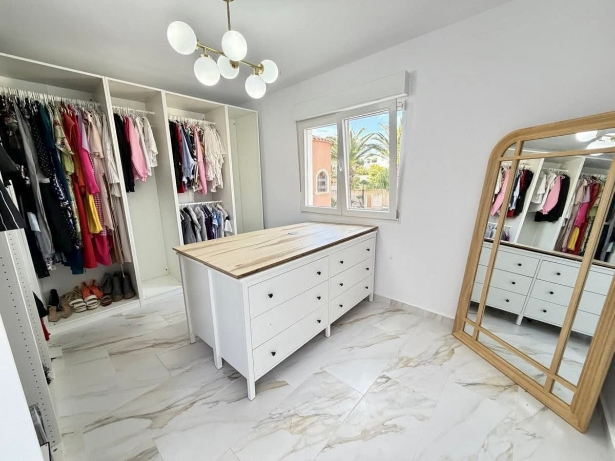 For sale - 6 Bedroom 2 Bathroom House - Detached Villa in Orihuela - Villamartin  - Alicante