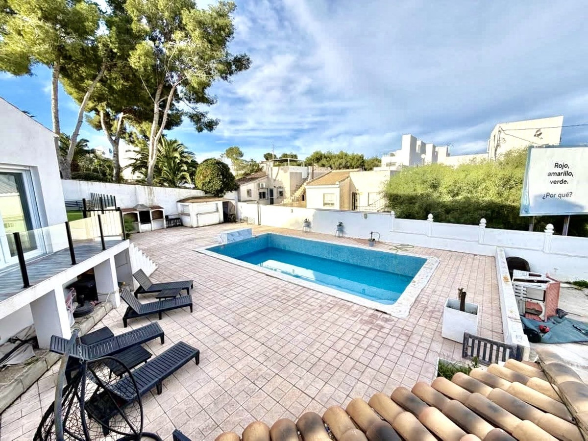 For sale - 6 Bedroom 2 Bathroom House - Detached Villa in Orihuela - Villamartin  - Alicante