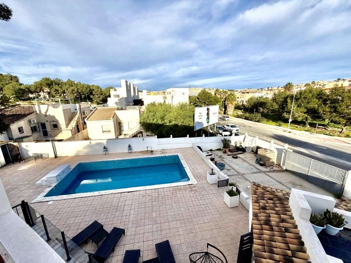 For sale - 6 Bedroom 2 Bathroom House - Detached Villa in Orihuela - Villamartin  - Alicante