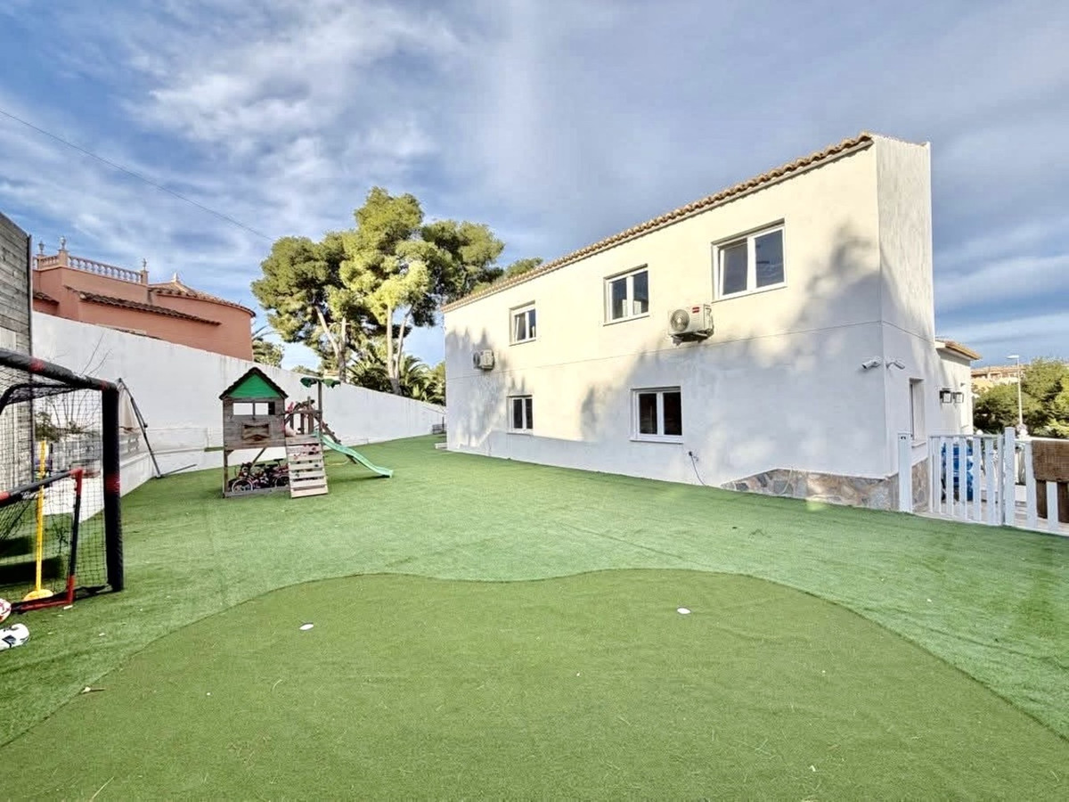 For sale - 6 Bedroom 2 Bathroom House - Detached Villa in Orihuela - Villamartin  - Alicante