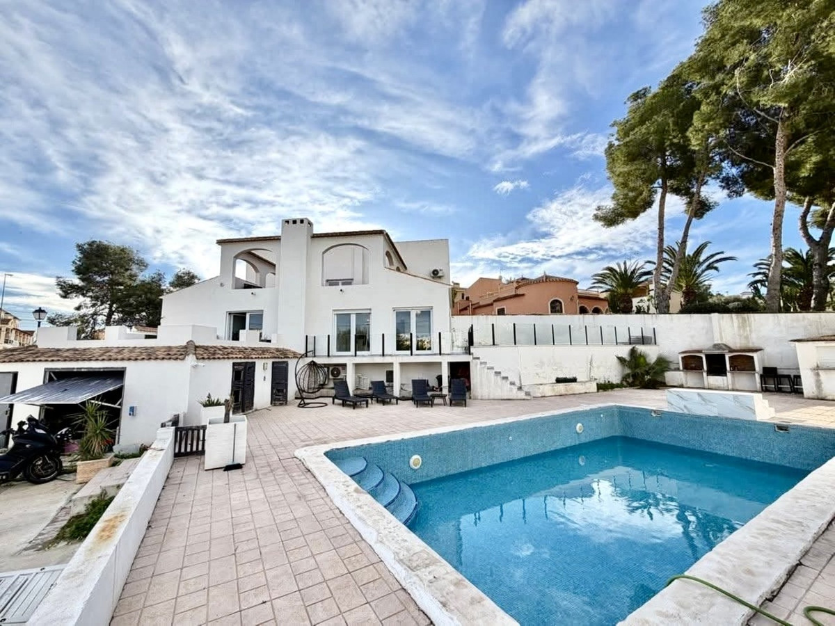 For sale - 6 Bedroom 2 Bathroom House - Detached Villa in Orihuela - Villamartin  - Alicante
