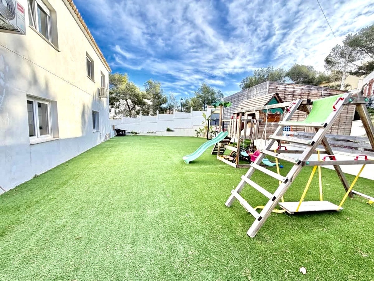 For sale - 6 Bedroom 2 Bathroom House - Detached Villa in Orihuela - Villamartin  - Alicante