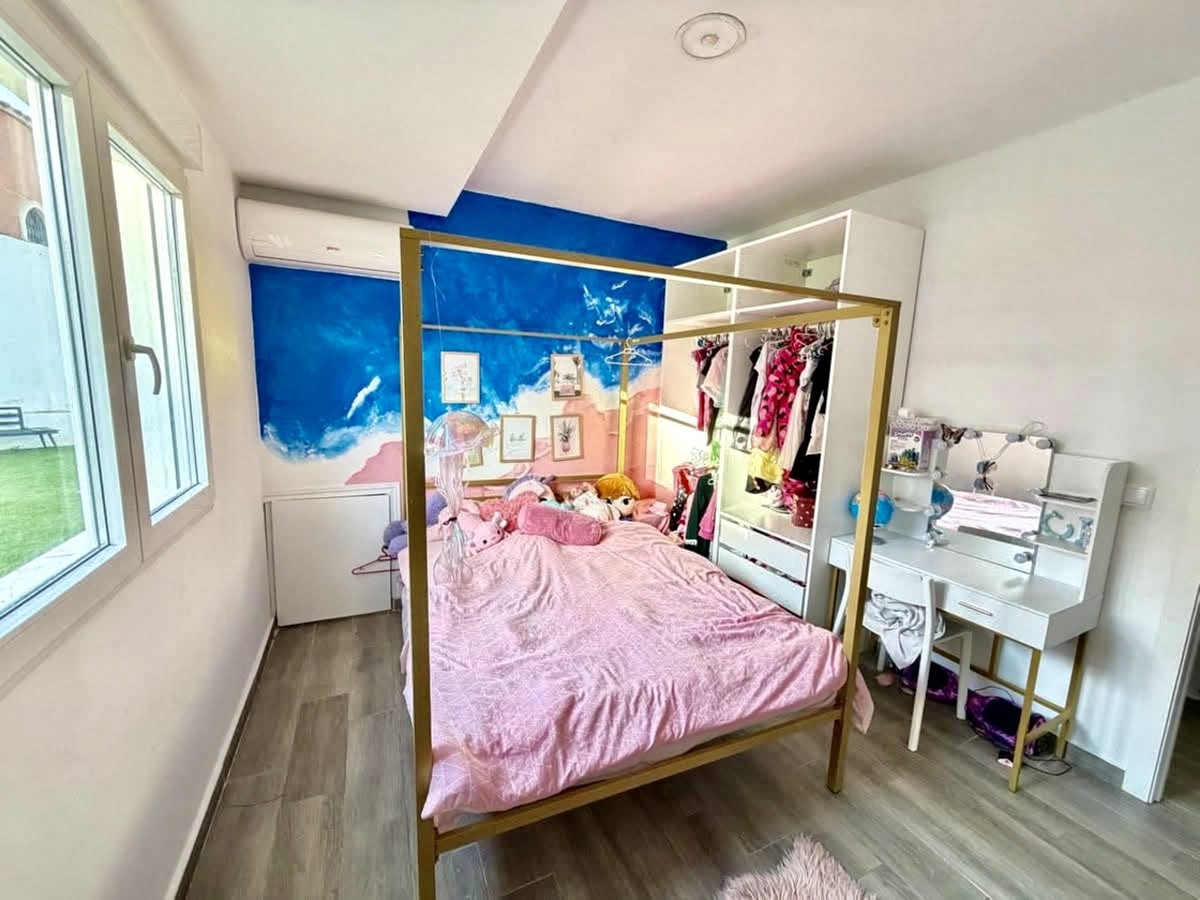 For sale - 6 Bedroom 2 Bathroom House - Detached Villa in Orihuela - Villamartin  - Alicante