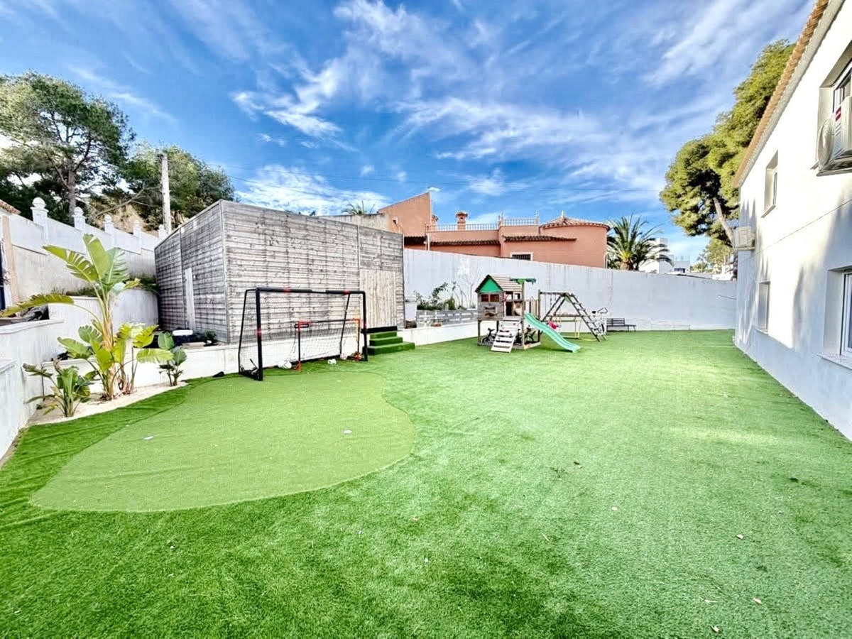 For sale - 6 Bedroom 2 Bathroom House - Detached Villa in Orihuela - Villamartin  - Alicante