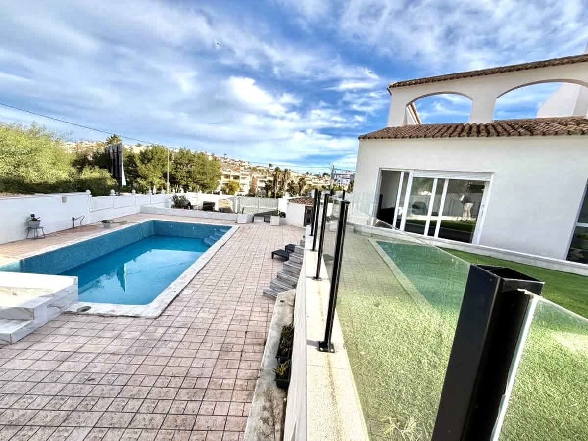 For sale - 6 Bedroom 2 Bathroom House - Detached Villa in Orihuela - Villamartin  - Alicante