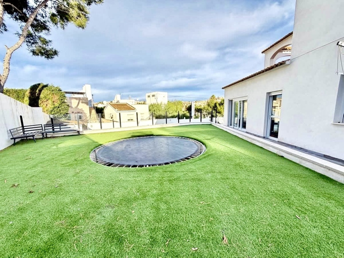 For sale - 6 Bedroom 2 Bathroom House - Detached Villa in Orihuela - Villamartin  - Alicante