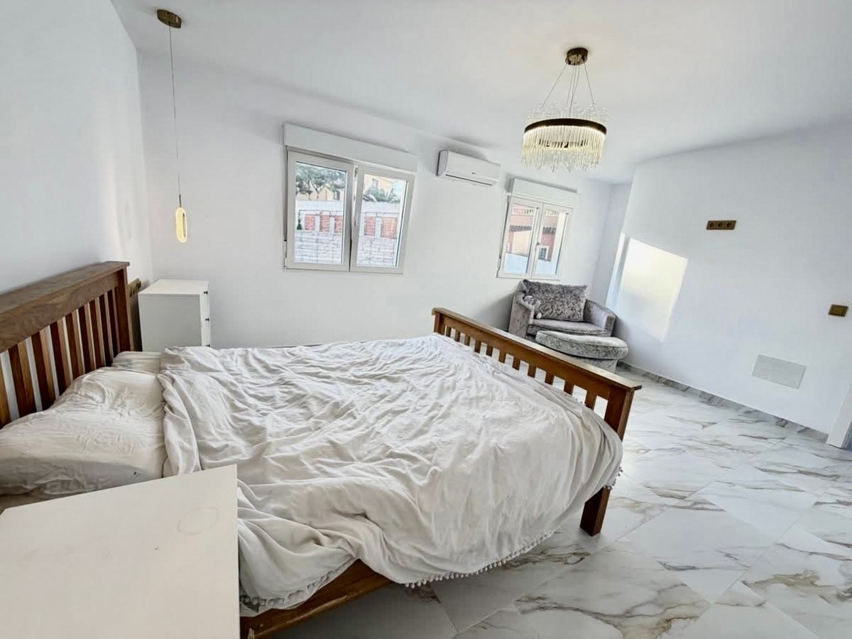 For sale - 6 Bedroom 2 Bathroom House - Detached Villa in Orihuela - Villamartin  - Alicante