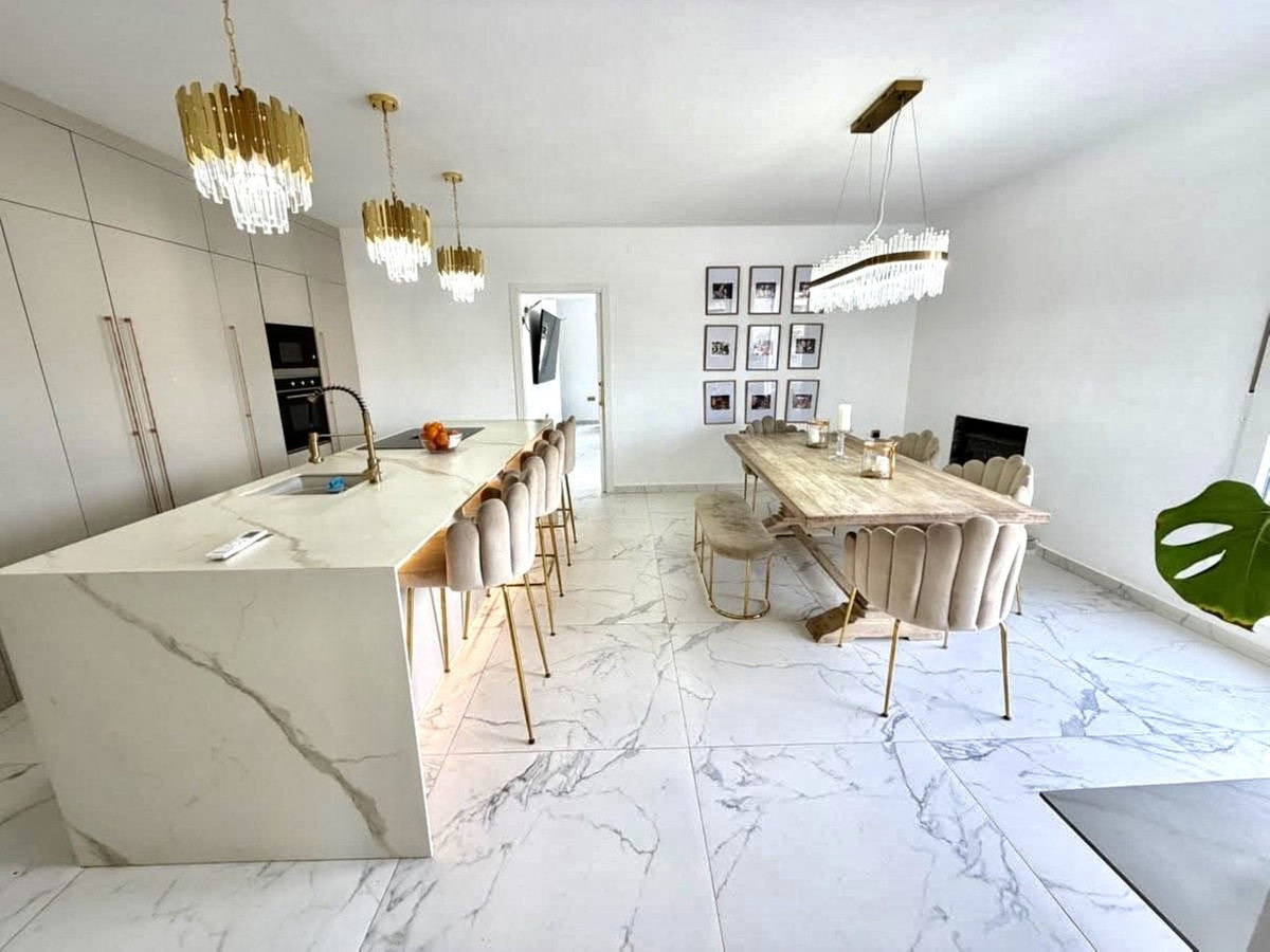 For sale - 6 Bedroom 2 Bathroom House - Detached Villa in Orihuela - Villamartin  - Alicante