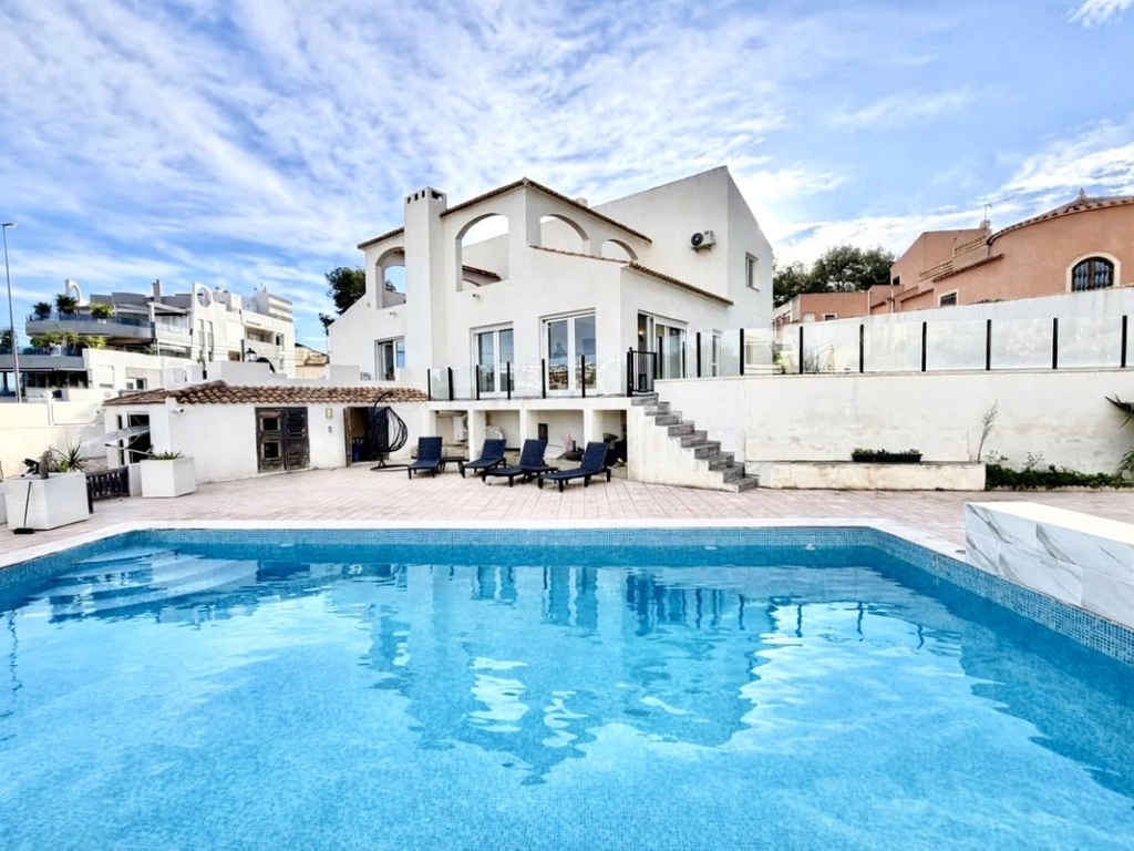 6 Bedroom 2 Bathroom House - Detached Villa in Orihuela