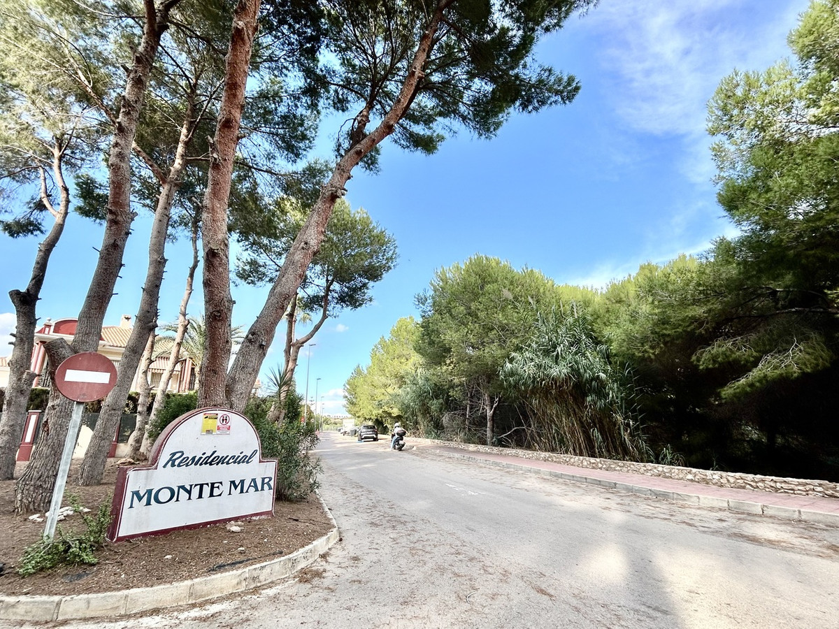 For sale - 3 Bedroom 2 Bathroom House - Townhouse in Orihuela - Dehesa de Campoamor  - Alicante