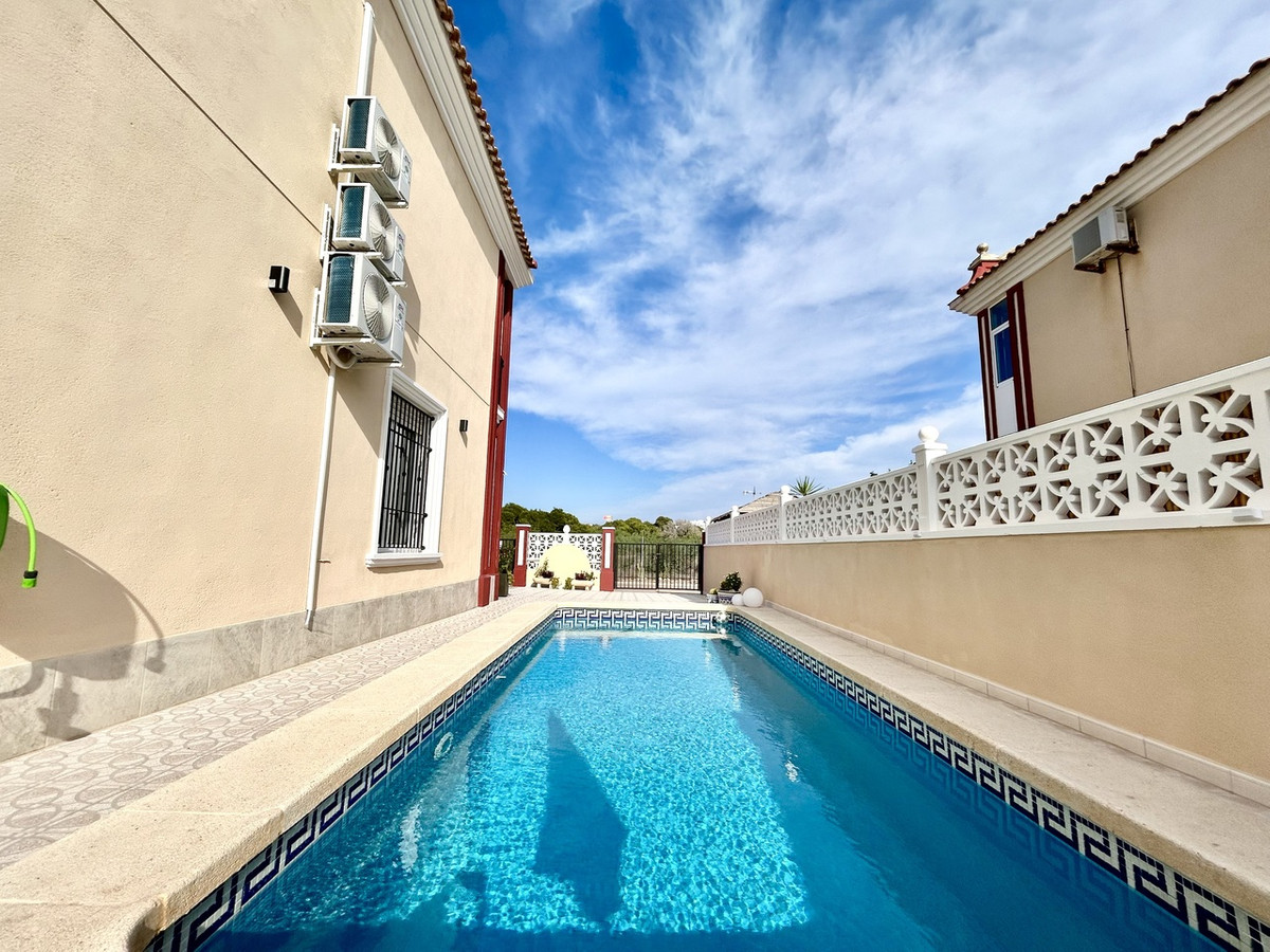 For sale - 3 Bedroom 2 Bathroom House - Townhouse in Orihuela - Dehesa de Campoamor  - Alicante