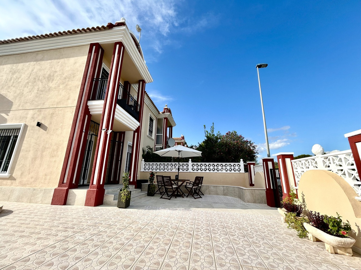For sale - 3 Bedroom 2 Bathroom House - Townhouse in Orihuela - Dehesa de Campoamor  - Alicante
