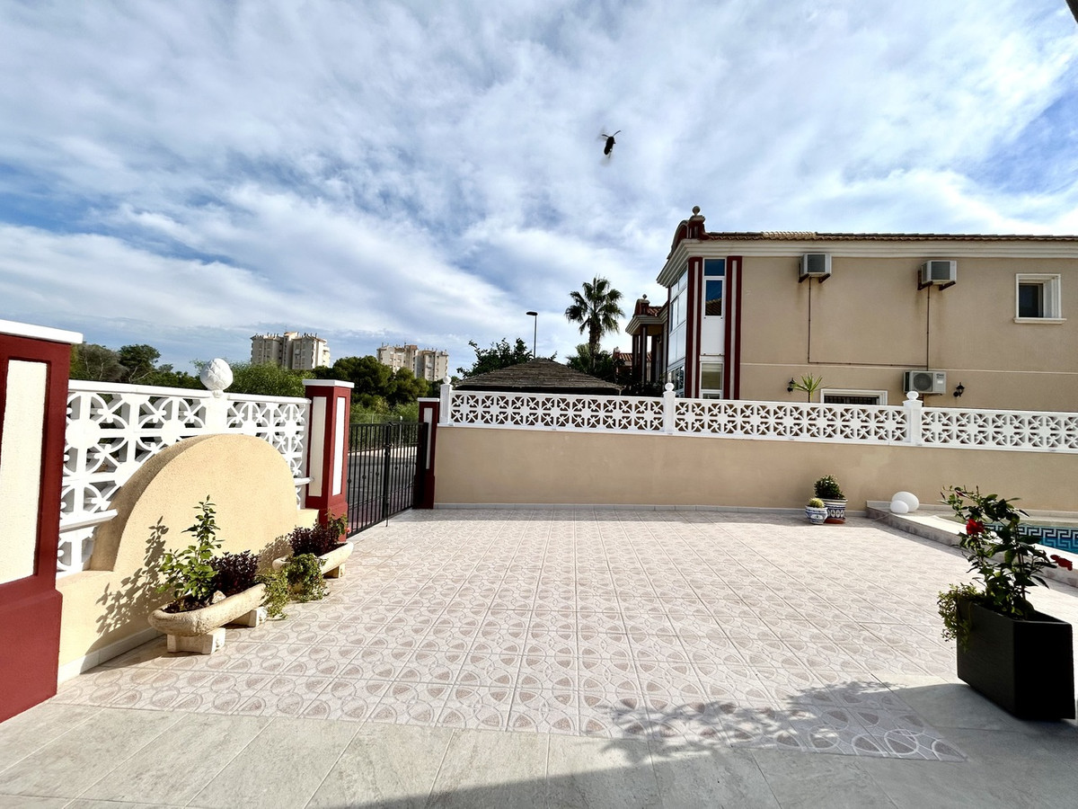 For sale - 3 Bedroom 2 Bathroom House - Townhouse in Orihuela - Dehesa de Campoamor  - Alicante