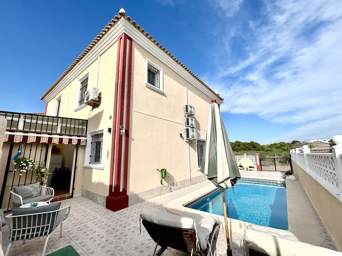 For sale - 3 Bedroom 2 Bathroom House - Townhouse in Orihuela - Dehesa de Campoamor  - Alicante