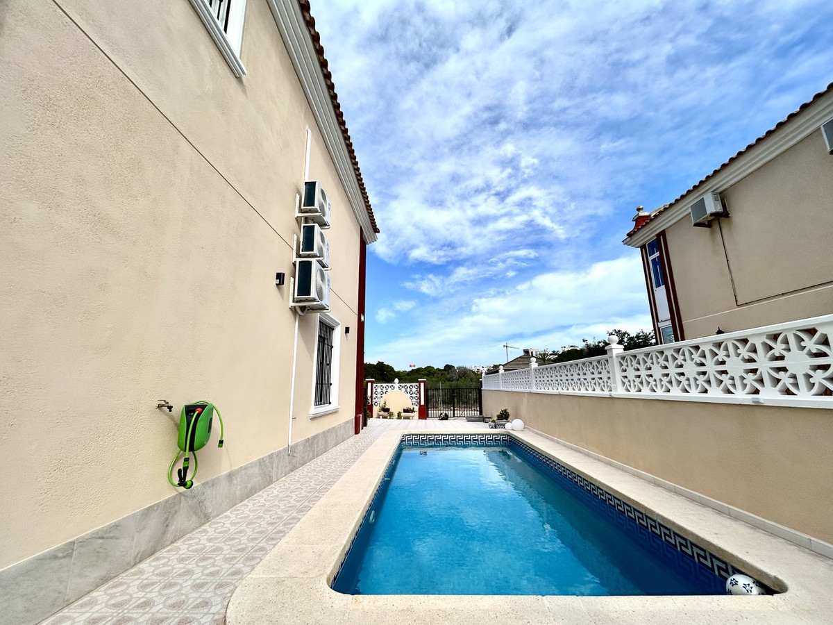 For sale - 3 Bedroom 2 Bathroom House - Townhouse in Orihuela - Dehesa de Campoamor  - Alicante