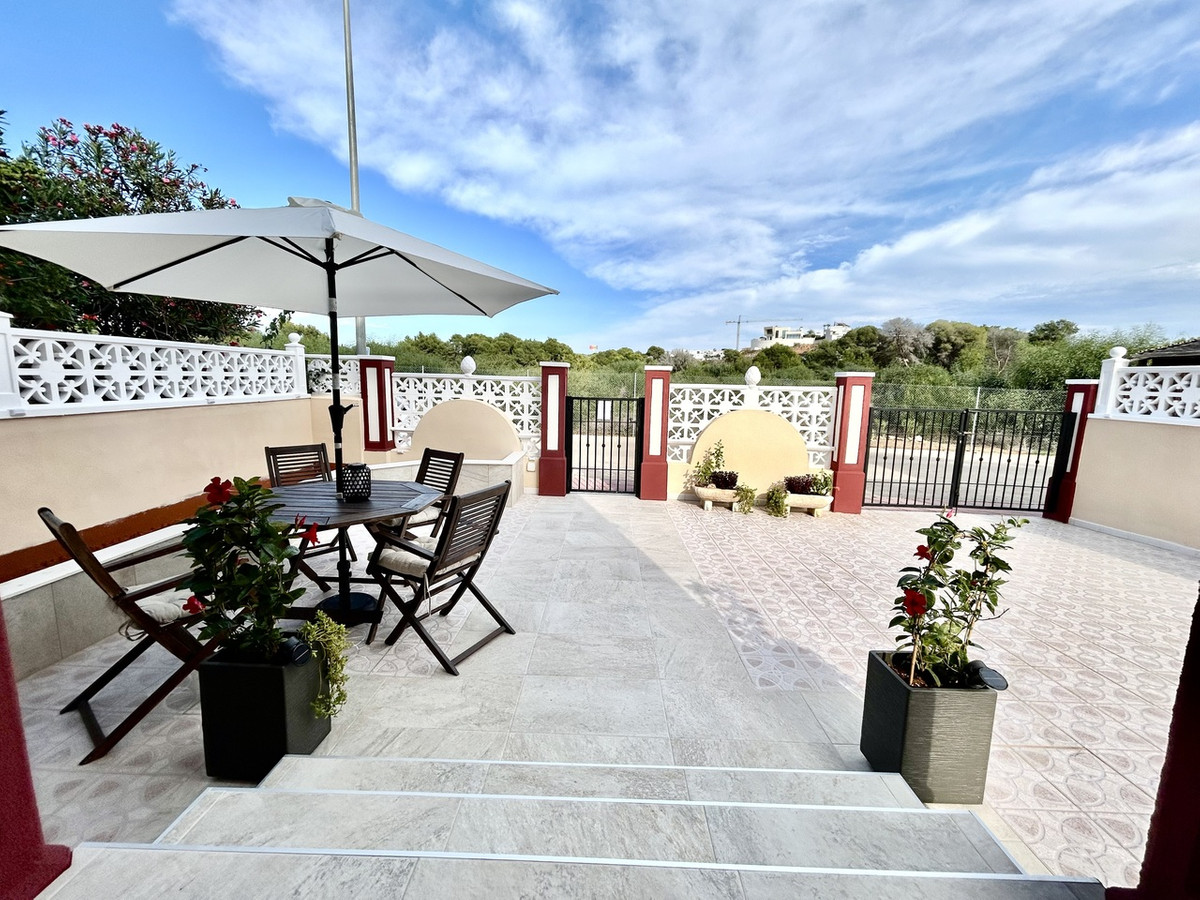 For sale - 3 Bedroom 2 Bathroom House - Townhouse in Orihuela - Dehesa de Campoamor  - Alicante