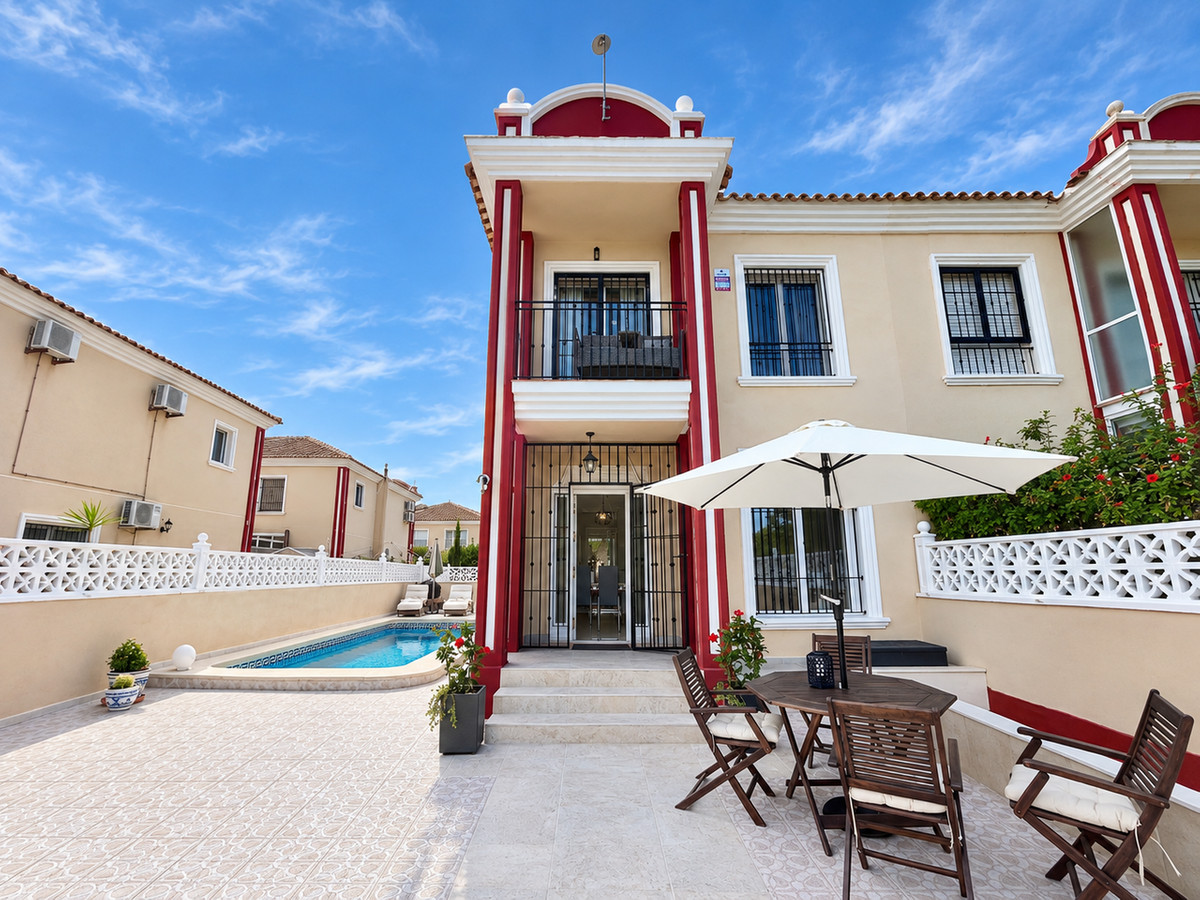 For sale - 3 Bedroom 2 Bathroom House - Townhouse in Orihuela - Dehesa de Campoamor  - Alicante