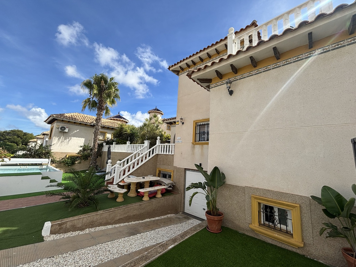 For sale - 4 Bedroom 3 Bathroom House - Detached Villa in Orihuela - Villamartin  - Alicante