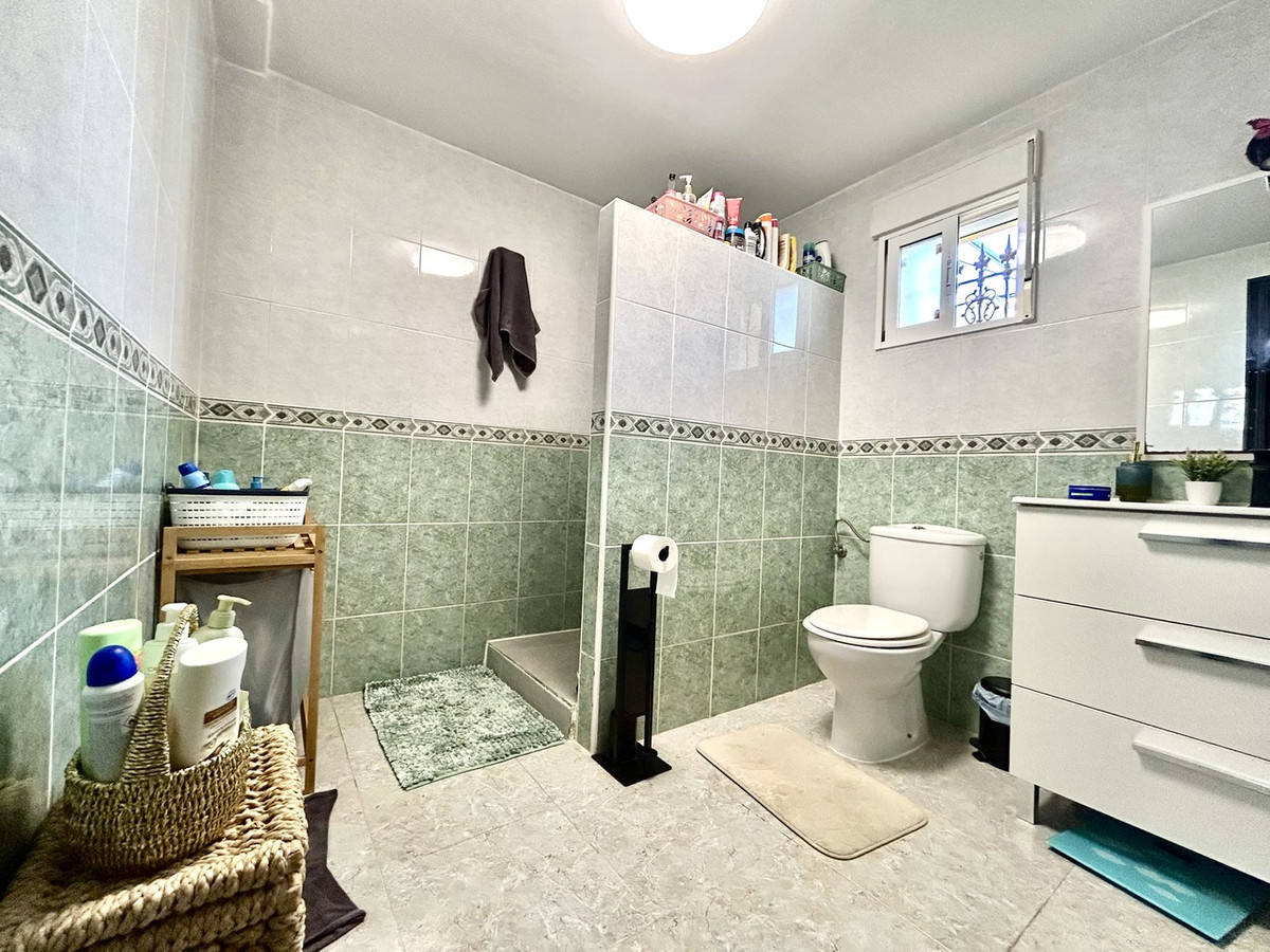 For sale - 4 Bedroom 3 Bathroom House - Detached Villa in Orihuela - Villamartin  - Alicante