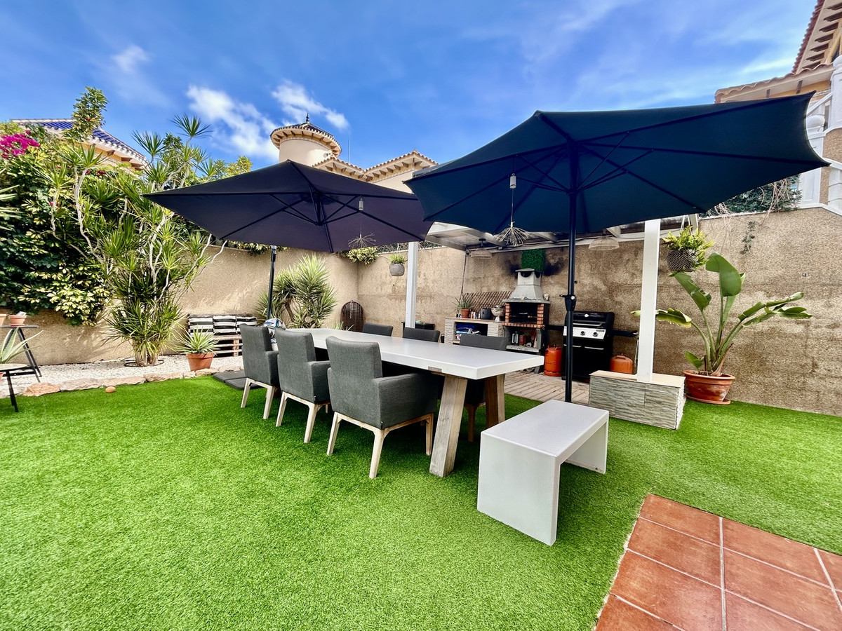 For sale - 4 Bedroom 3 Bathroom House - Detached Villa in Orihuela - Villamartin  - Alicante