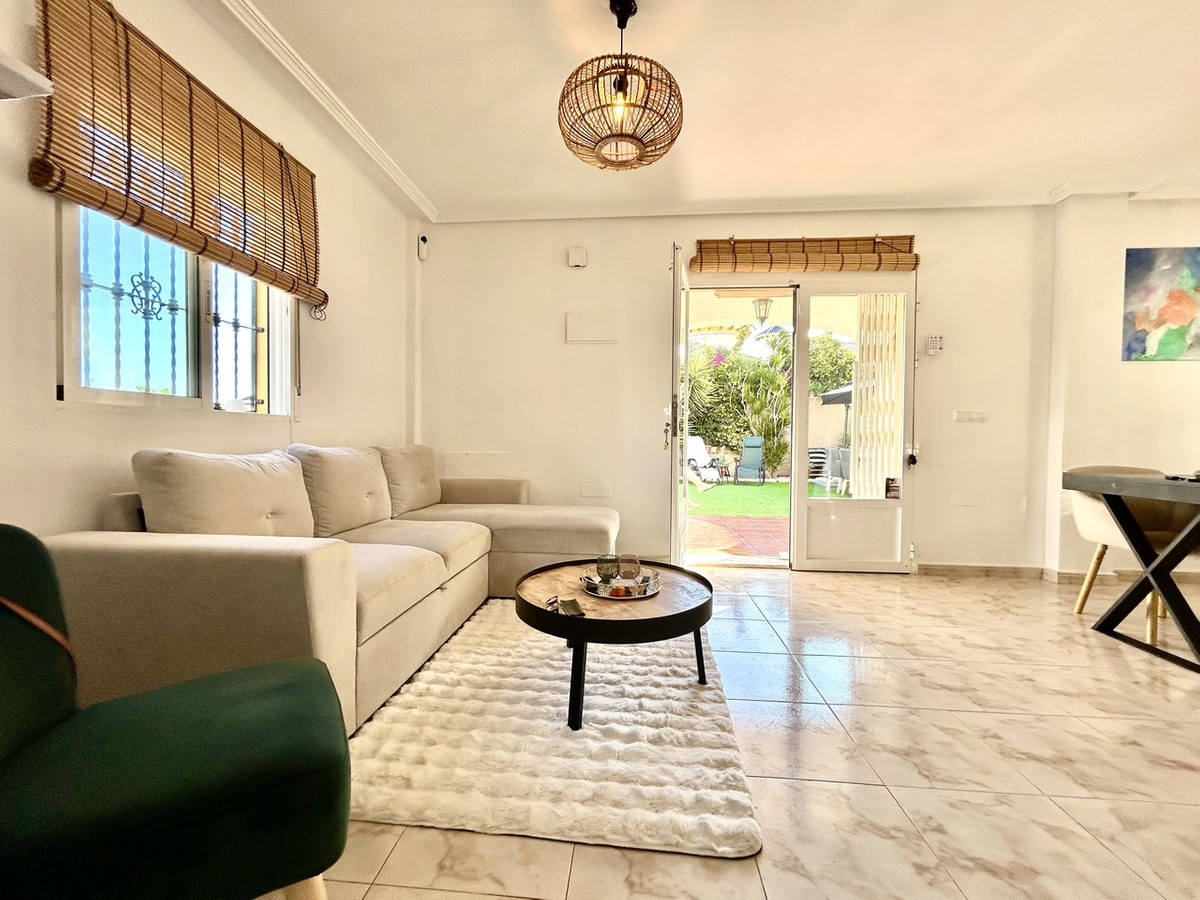For sale - 4 Bedroom 3 Bathroom House - Detached Villa in Orihuela - Villamartin  - Alicante
