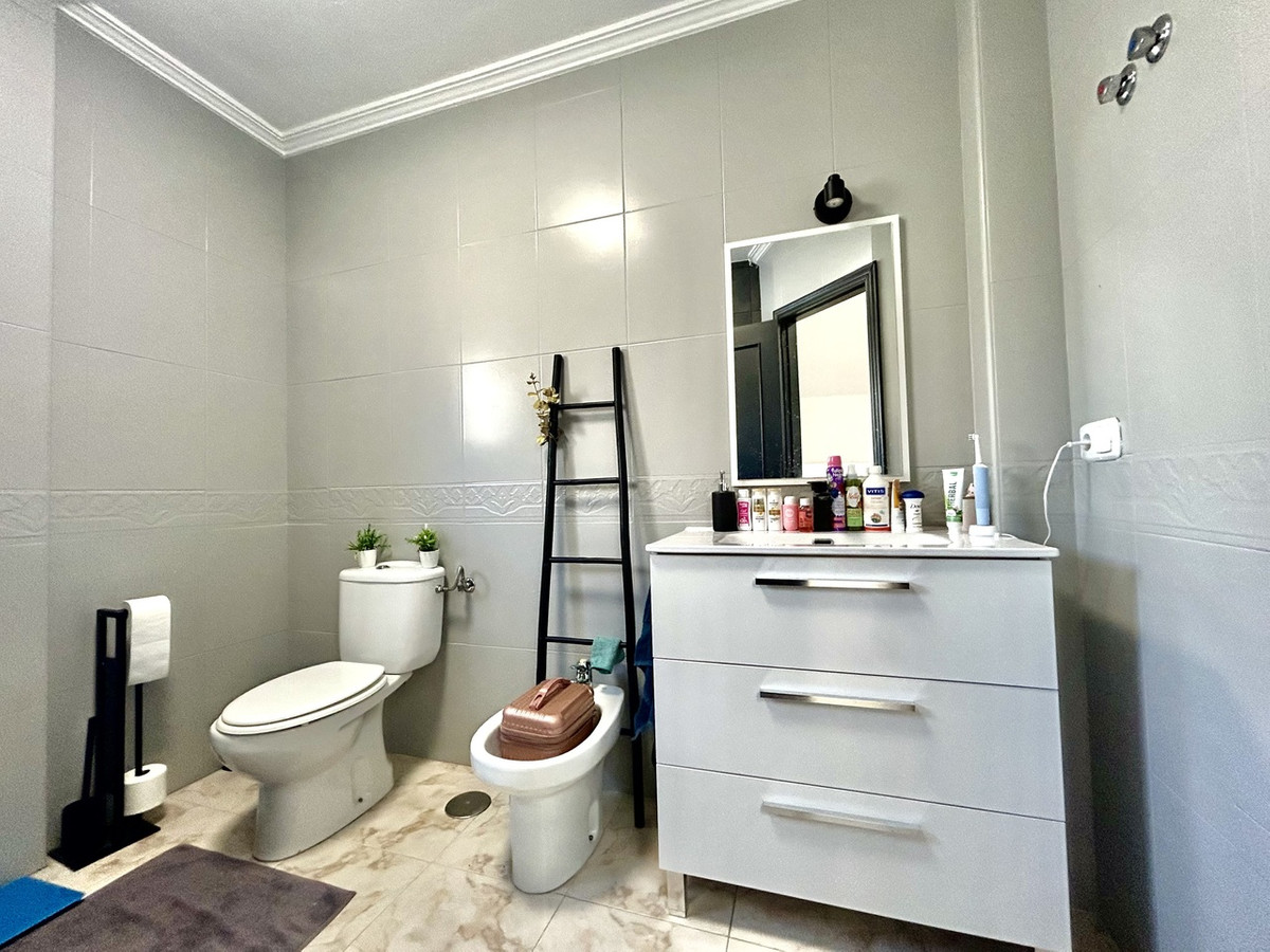 For sale - 4 Bedroom 3 Bathroom House - Detached Villa in Orihuela - Villamartin  - Alicante