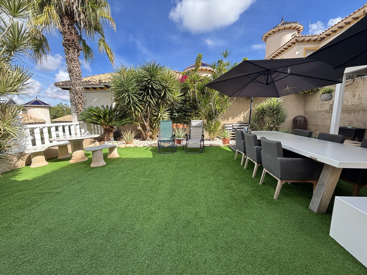 For sale - 4 Bedroom 3 Bathroom House - Detached Villa in Orihuela - Villamartin  - Alicante