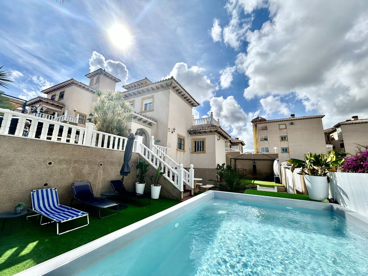 For sale - 4 Bedroom 3 Bathroom House - Detached Villa in Orihuela - Villamartin  - Alicante