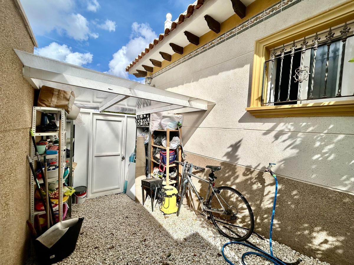 For sale - 4 Bedroom 3 Bathroom House - Detached Villa in Orihuela - Villamartin  - Alicante