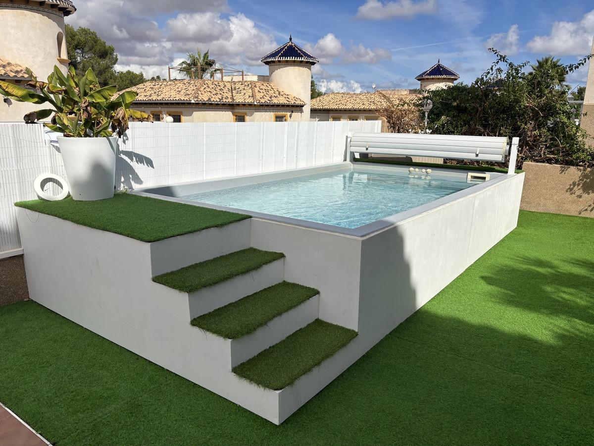 For sale - 4 Bedroom 3 Bathroom House - Detached Villa in Orihuela - Villamartin  - Alicante