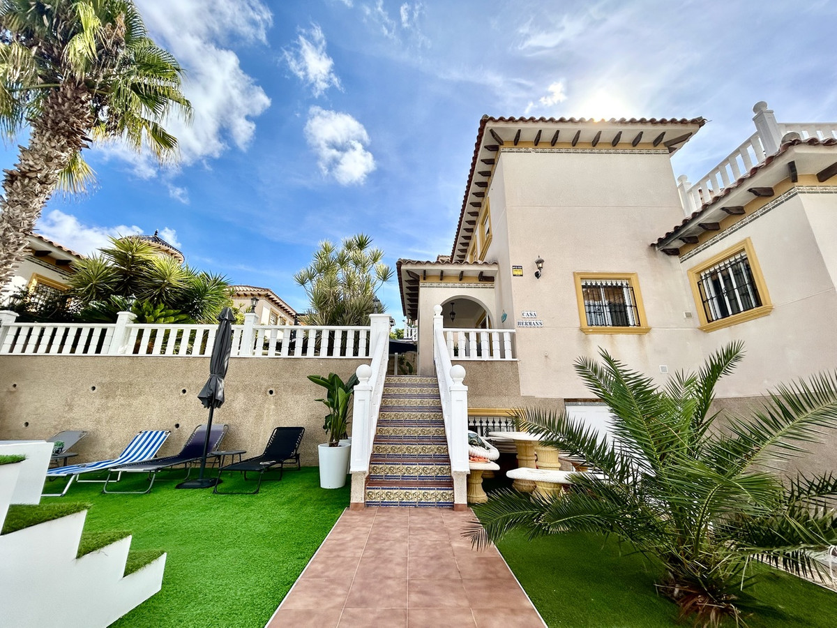For sale - 4 Bedroom 3 Bathroom House - Detached Villa in Orihuela - Villamartin  - Alicante