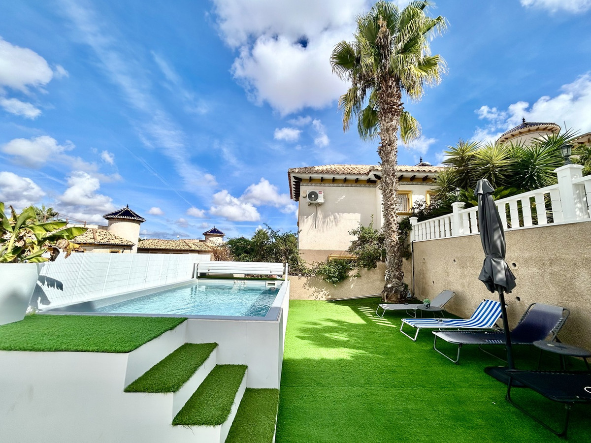 For sale - 4 Bedroom 3 Bathroom House - Detached Villa in Orihuela - Villamartin  - Alicante