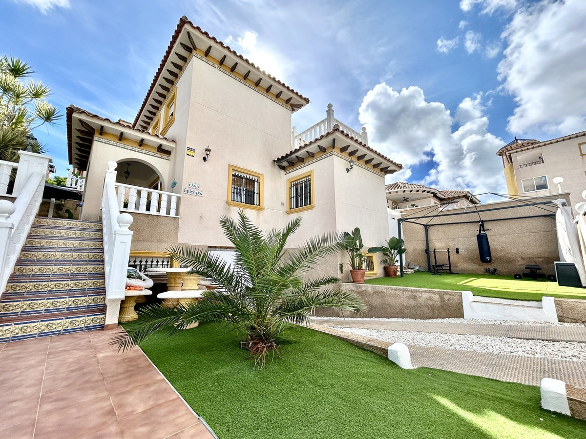 For sale - 4 Bedroom 3 Bathroom House - Detached Villa in Orihuela - Villamartin  - Alicante