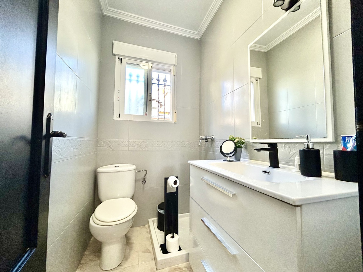 For sale - 4 Bedroom 3 Bathroom House - Detached Villa in Orihuela - Villamartin  - Alicante