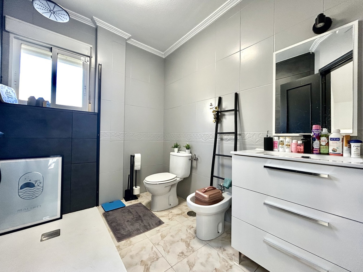 For sale - 4 Bedroom 3 Bathroom House - Detached Villa in Orihuela - Villamartin  - Alicante
