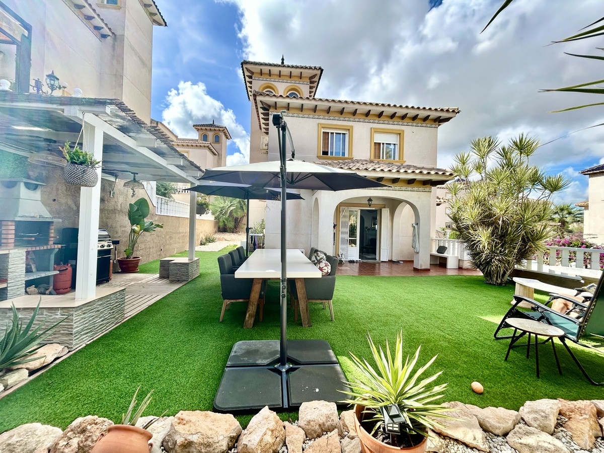 For sale - 4 Bedroom 3 Bathroom House - Detached Villa in Orihuela - Villamartin  - Alicante