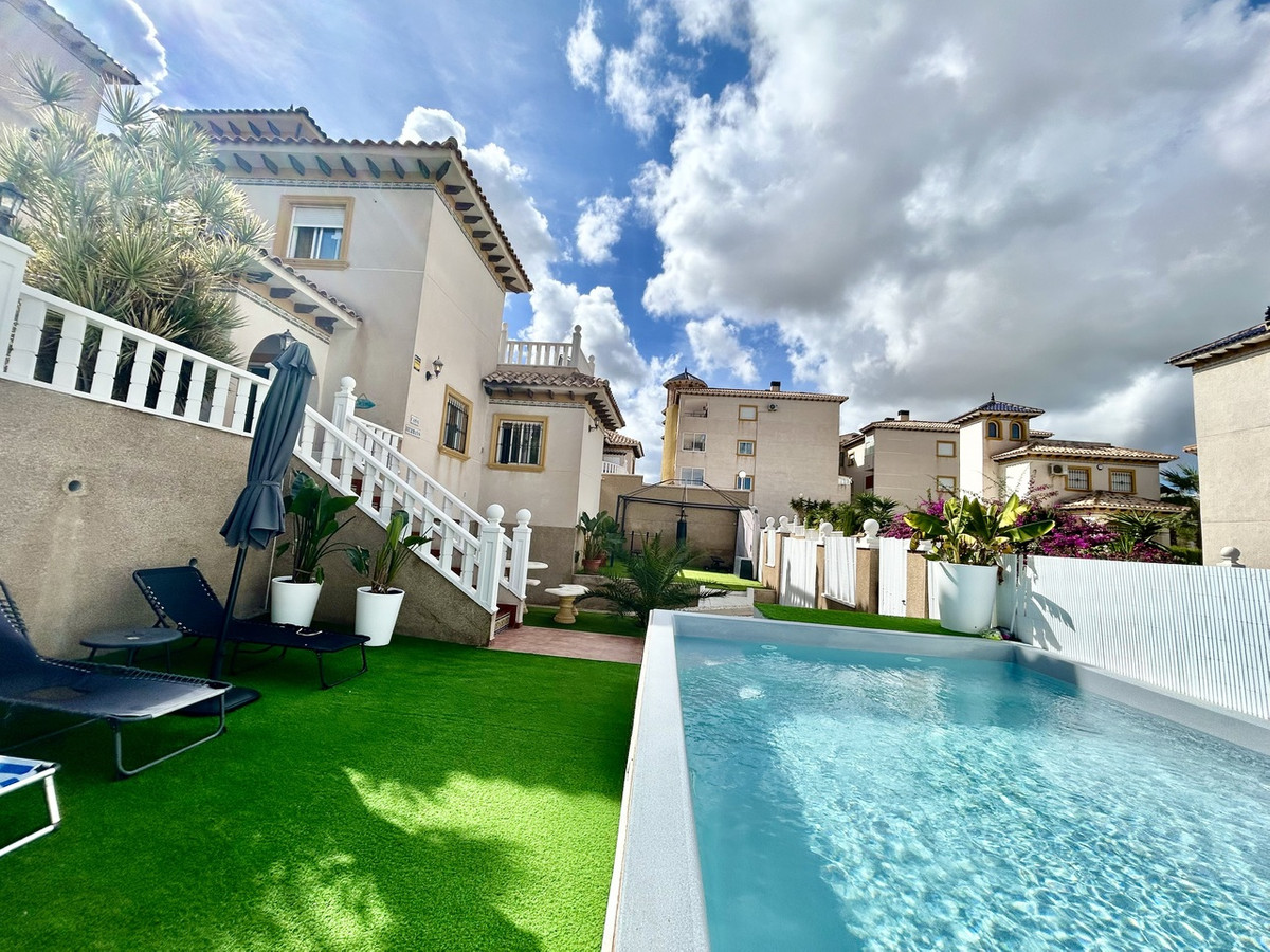 For sale - 4 Bedroom 3 Bathroom House - Detached Villa in Orihuela - Villamartin  - Alicante