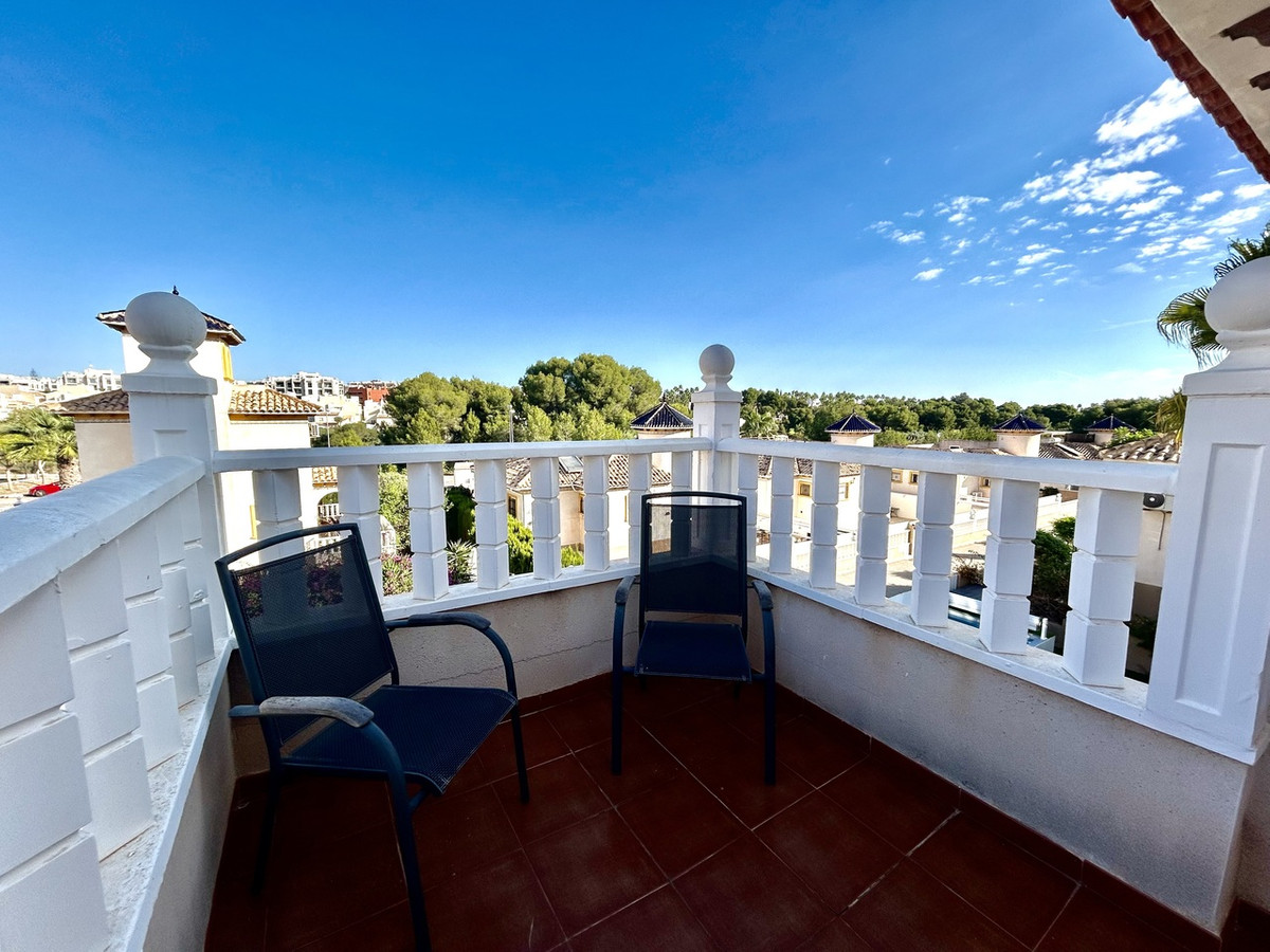 For sale - 4 Bedroom 3 Bathroom House - Detached Villa in Orihuela - Villamartin  - Alicante