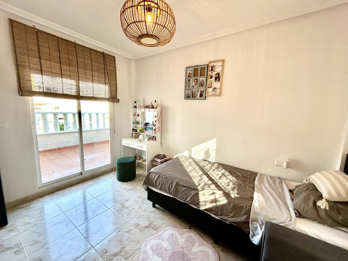 For sale - 4 Bedroom 3 Bathroom House - Detached Villa in Orihuela - Villamartin  - Alicante