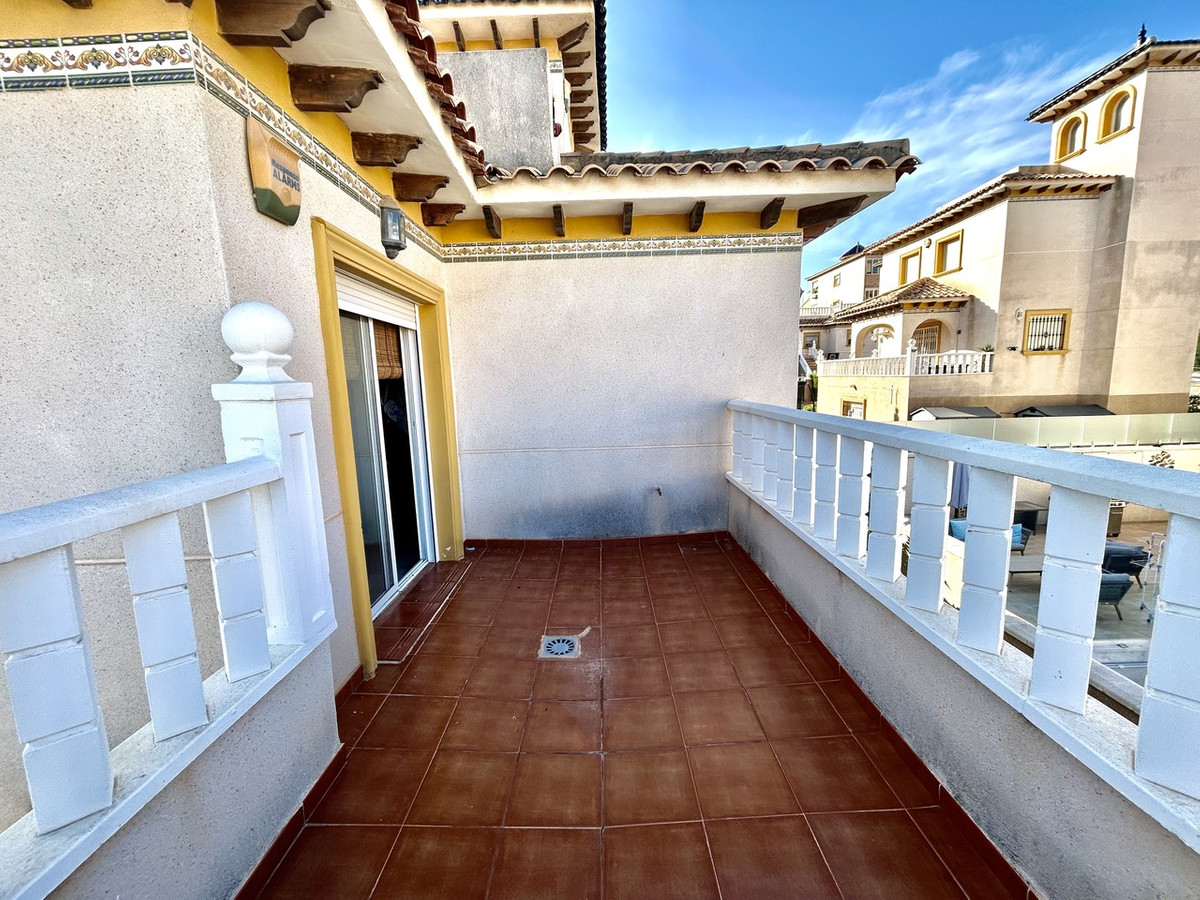 For sale - 4 Bedroom 3 Bathroom House - Detached Villa in Orihuela - Villamartin  - Alicante