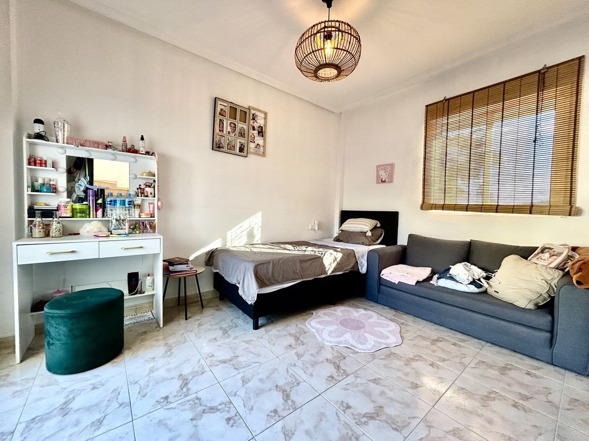 For sale - 4 Bedroom 3 Bathroom House - Detached Villa in Orihuela - Villamartin  - Alicante