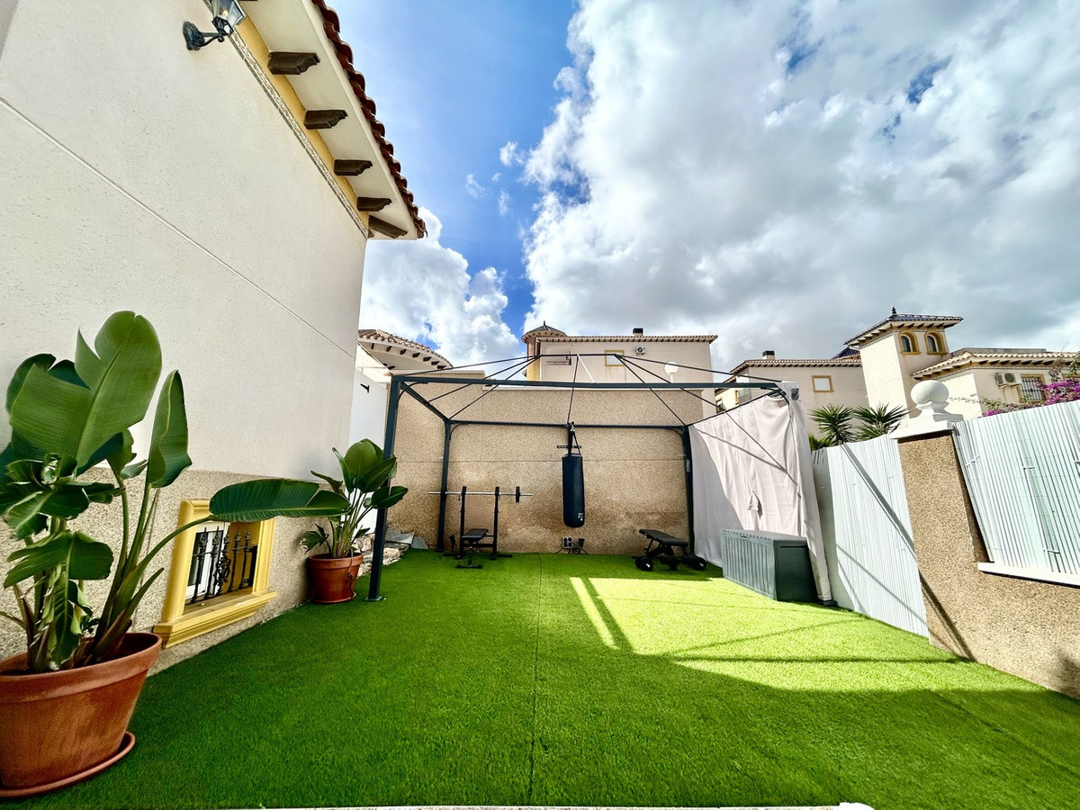 For sale - 4 Bedroom 3 Bathroom House - Detached Villa in Orihuela - Villamartin  - Alicante