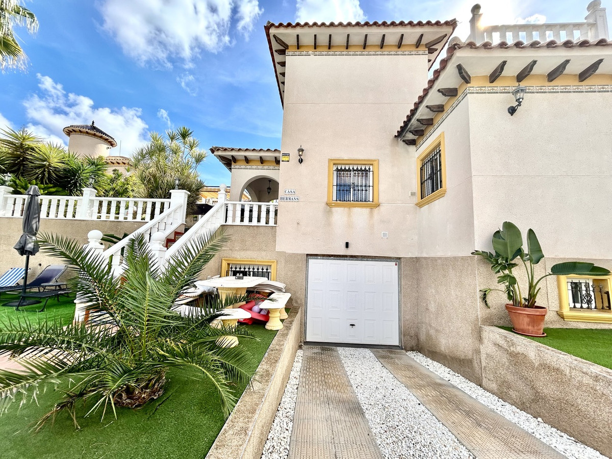For sale - 4 Bedroom 3 Bathroom House - Detached Villa in Orihuela - Villamartin  - Alicante