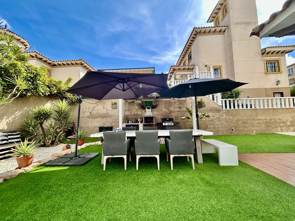 For sale - 4 Bedroom 3 Bathroom House - Detached Villa in Orihuela - Villamartin  - Alicante
