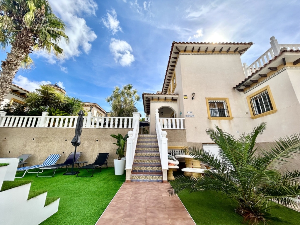 4 Bedroom 3 Bathroom House - Detached Villa in Orihuela