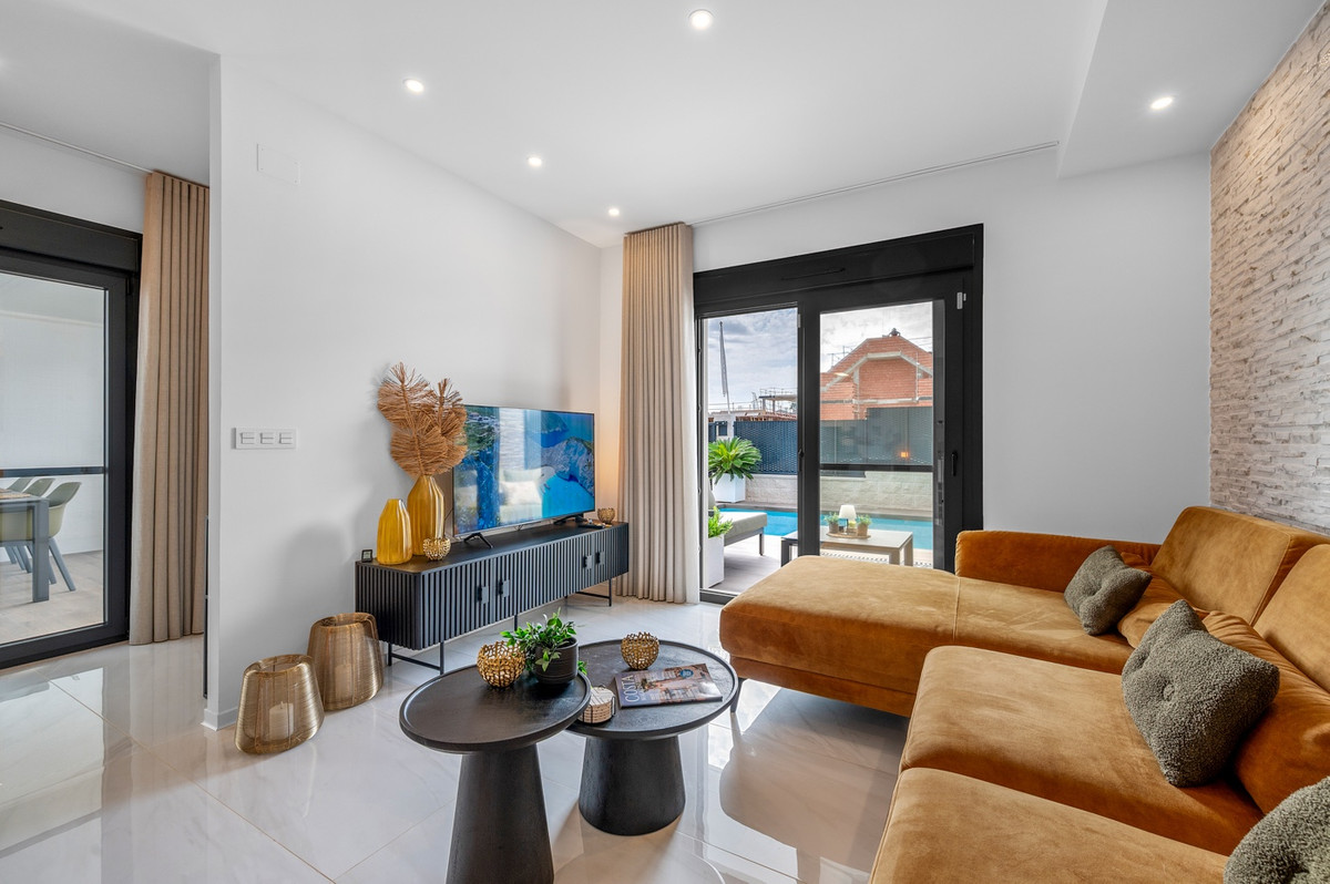 For sale - 3 Bedroom 2 Bathroom House - Detached Villa in Orihuela - Orihuela Centro  - Alicante